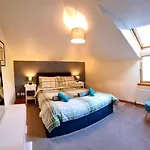 Stylish 2 Bedroom - 2 Miles Inverness City Centre